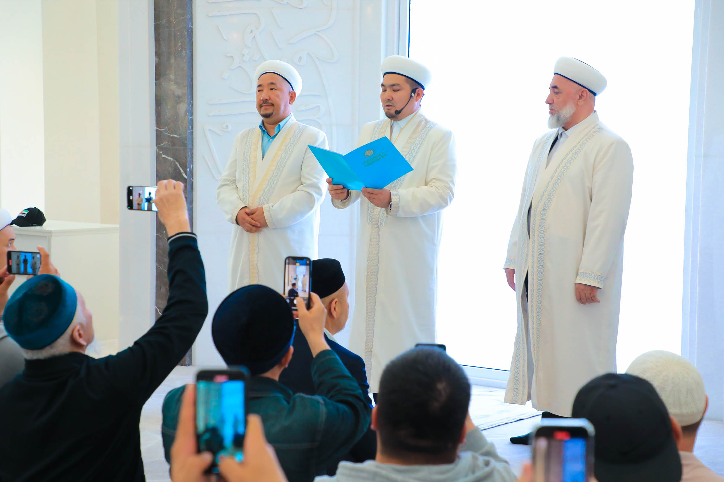 Эротикалық Дина Қыздардың жігіттердің аузына кіргенін қараңыз