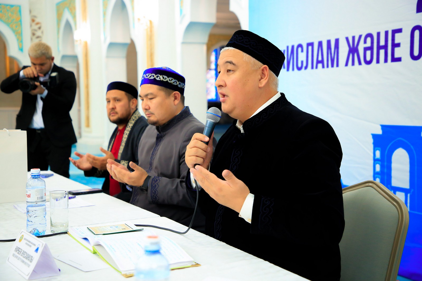 Жас жігіттермен жыныстық қатынасқа қараңыз