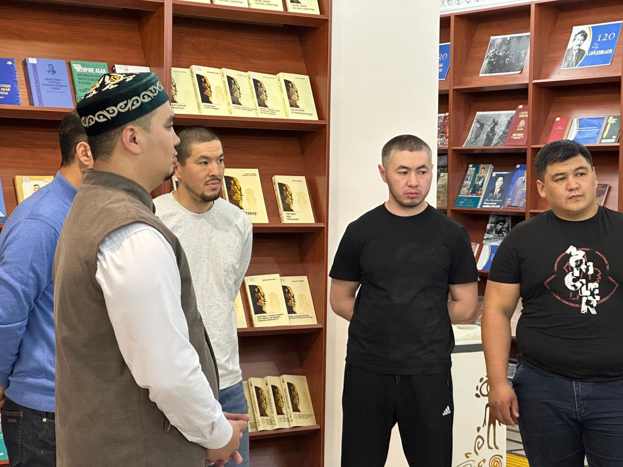 Апайлар сорып жатыр