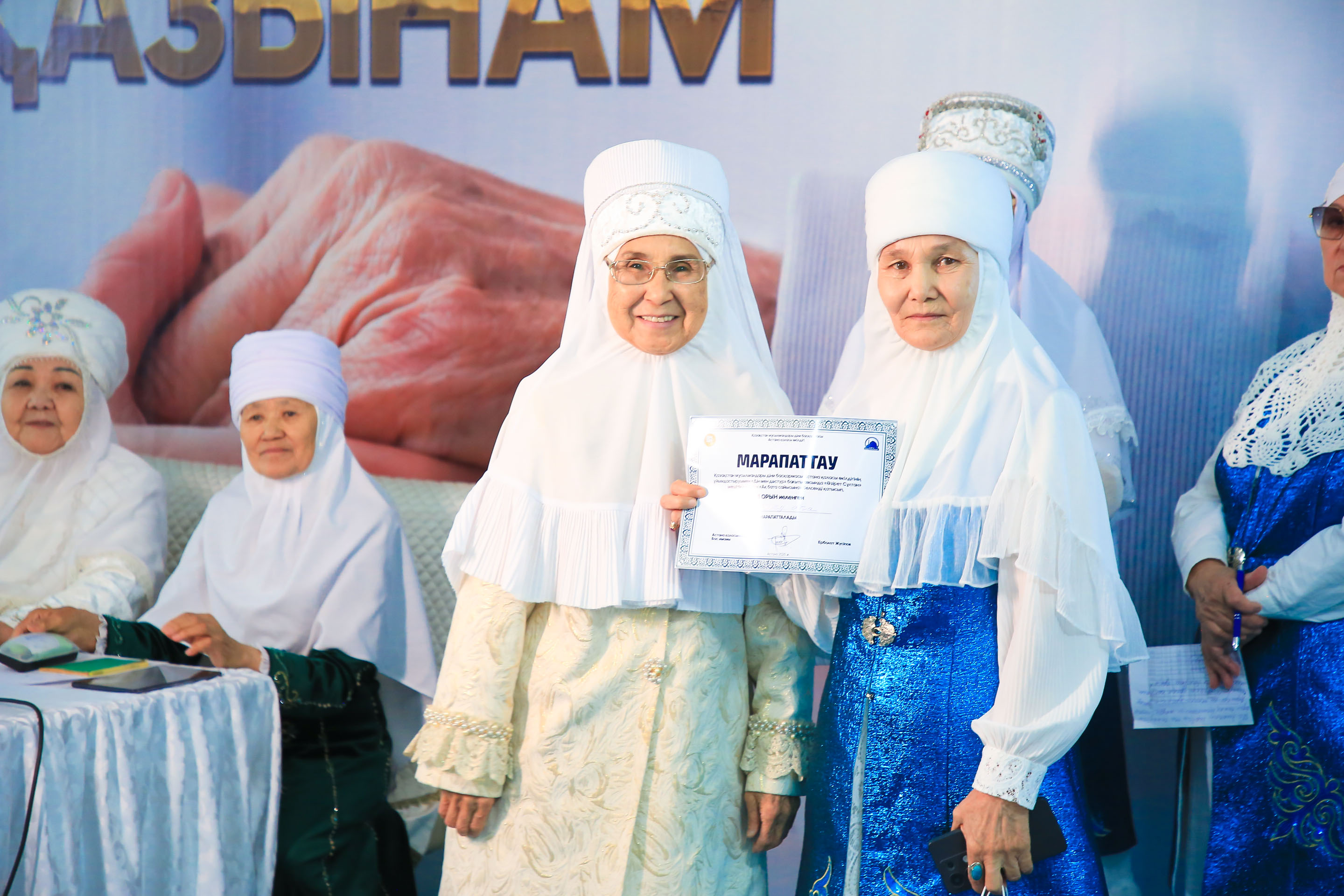 Әскери киім киген әйелді былғау Әнші Пелагея Ханованың порнографиялық суреттері