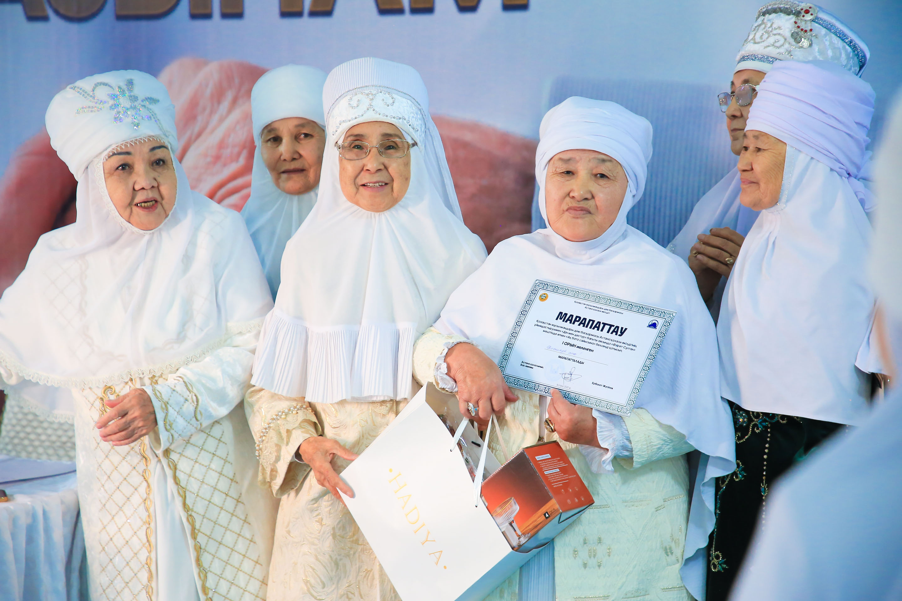 Атақты еркектердің атақты әйелдерді ұрып жатқан суреттері