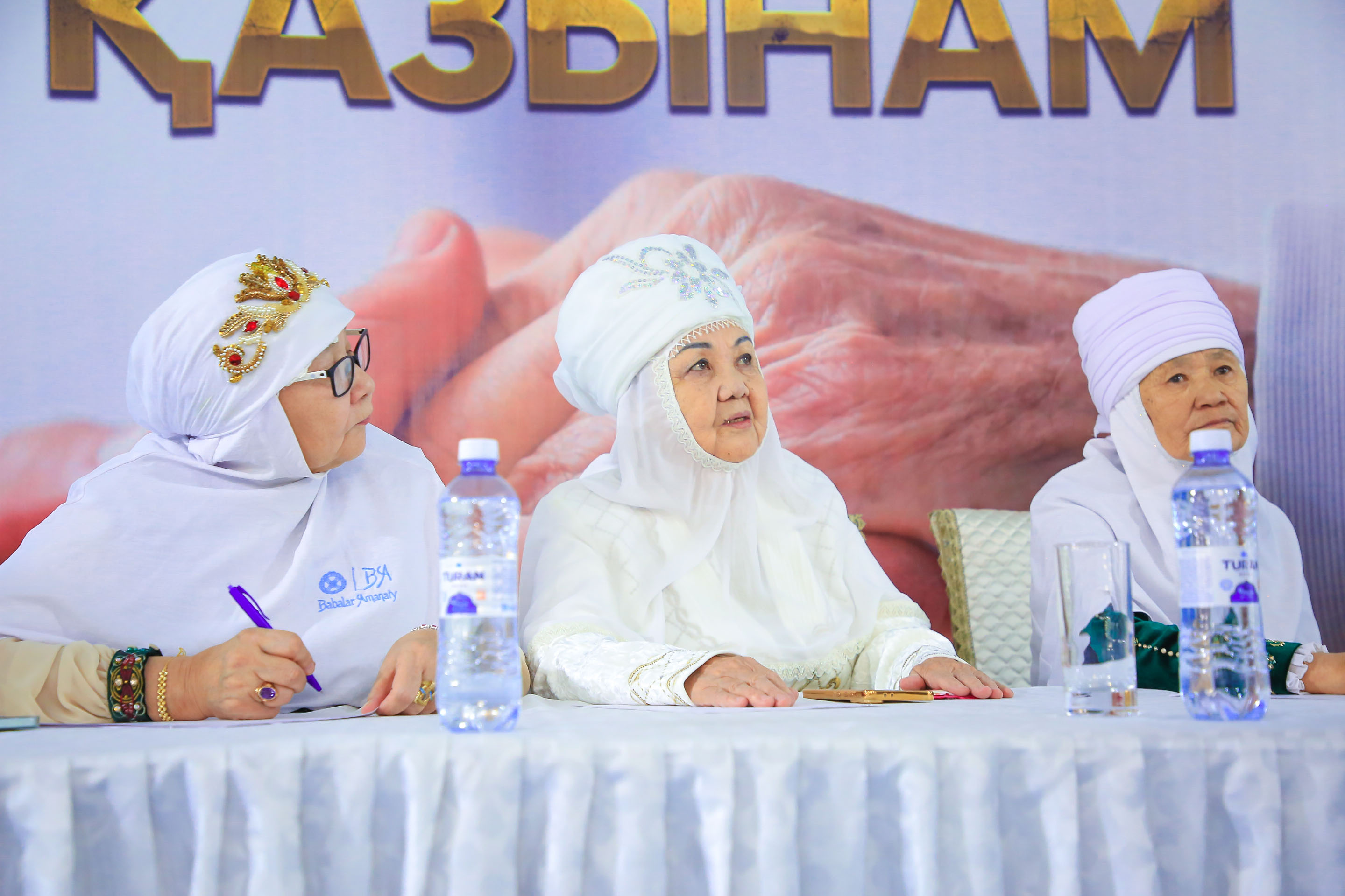 Шұлықтағы әдемі аяқтардағы порно құл Минеттің порно видеосы