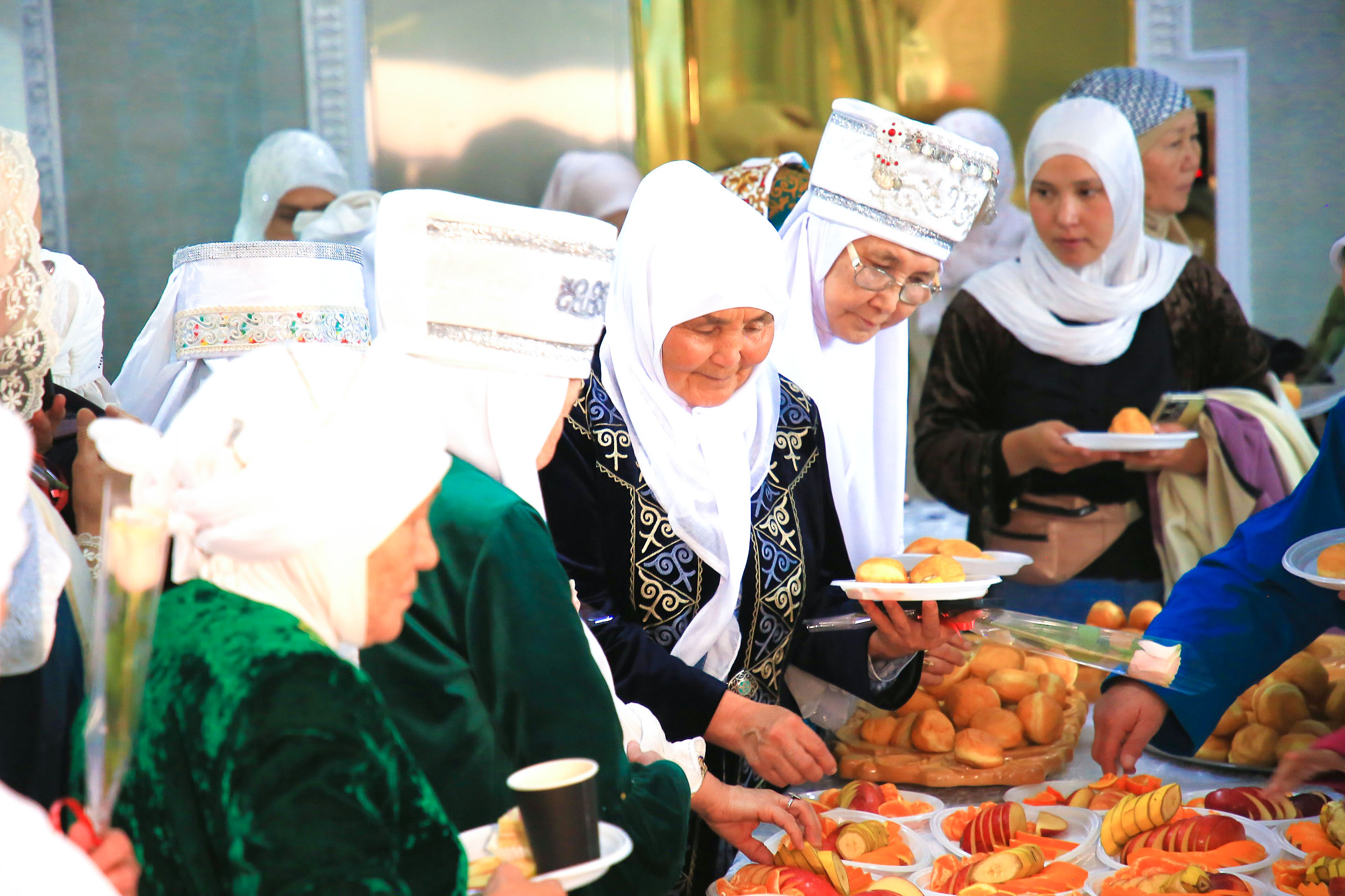 Қыздар ағып жатыр